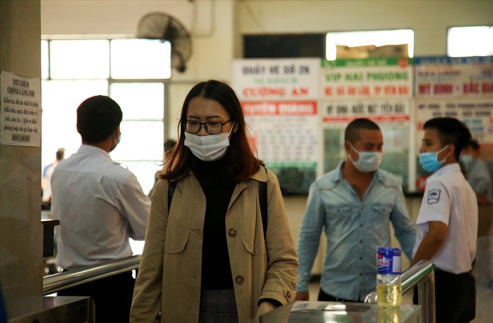 Người dân chấp hành việc đeo khẩu trang tại bến xe. Ảnh: VĐ
