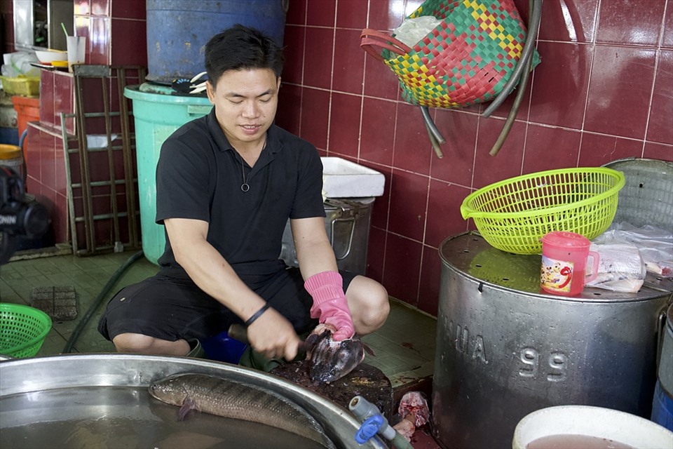 Câu chuyện của Anh Cá - nhóm Saigon Flavour - cũng gây xúc động cho khán giả. Anh mồ côi cha mẹ, mưu sinh bằng công việc bán cá ở chợ Tân Định (TP HCM). Anh chưa bao giờ quên đi đam mê vũ điệu đường phố vì đó là niềm vui, ngọn lửa anh giữ từng ngày chờ đợi cơ hội tỏa sáng cùng anh em. Đấu trường đường phố được phát sóng vào 22h45 thứ tư hàng tuần trên HTV7.