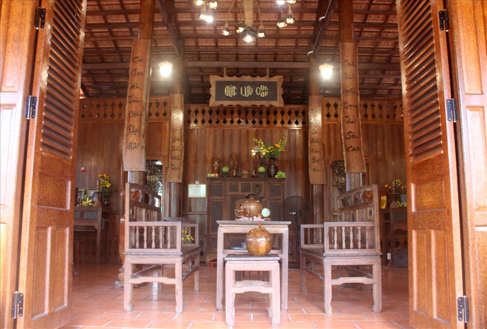 Quần thể nhà dừa của gia đình ông Dương Văn Thưởng được làm từ hàng nghìn cây dừa có tuổi đời từ 80 - 100 năm. Ảnh: N.T