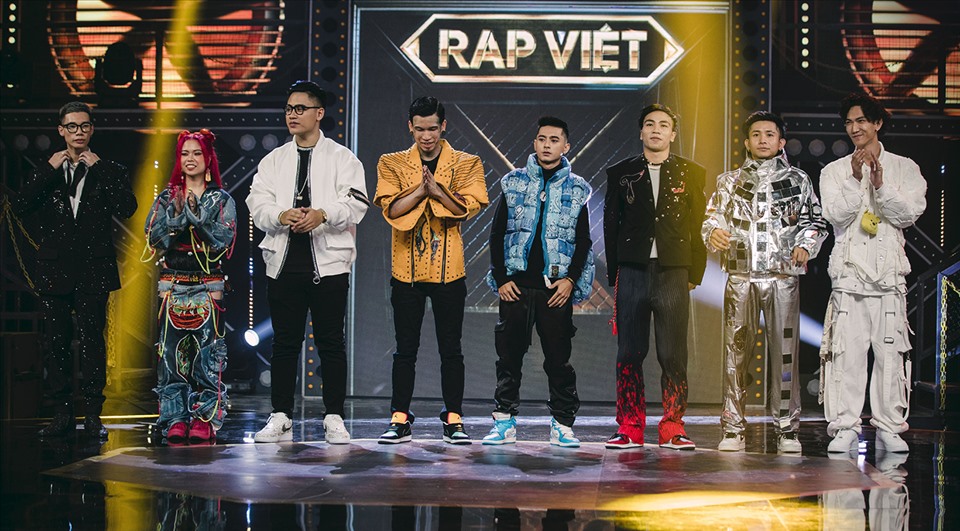Vòng chung kết “Rap Việt” 2020 sẽ diễn chia thành 2 đêm thi. Đêm chung kết 1 diễn ra vào 20h thứ Bảy ngày 7.11 sẽ là những màn thi đấu đơn của 8 thí sinh. Mỗi thí sinh sẽ trình diễn một ca khúc với chủ đề tự chọn để thể hiện rõ màu sắc và cá tính âm nhạc riêng biệt của mình. Đêm chung kết 2 và trao giải sẽ là những màn trình diễn kết hợp của 8 thí sinh với các huấn luyện viên và giám khảo, được diễn ra vào 20h thứ Bảy ngày 14.11.