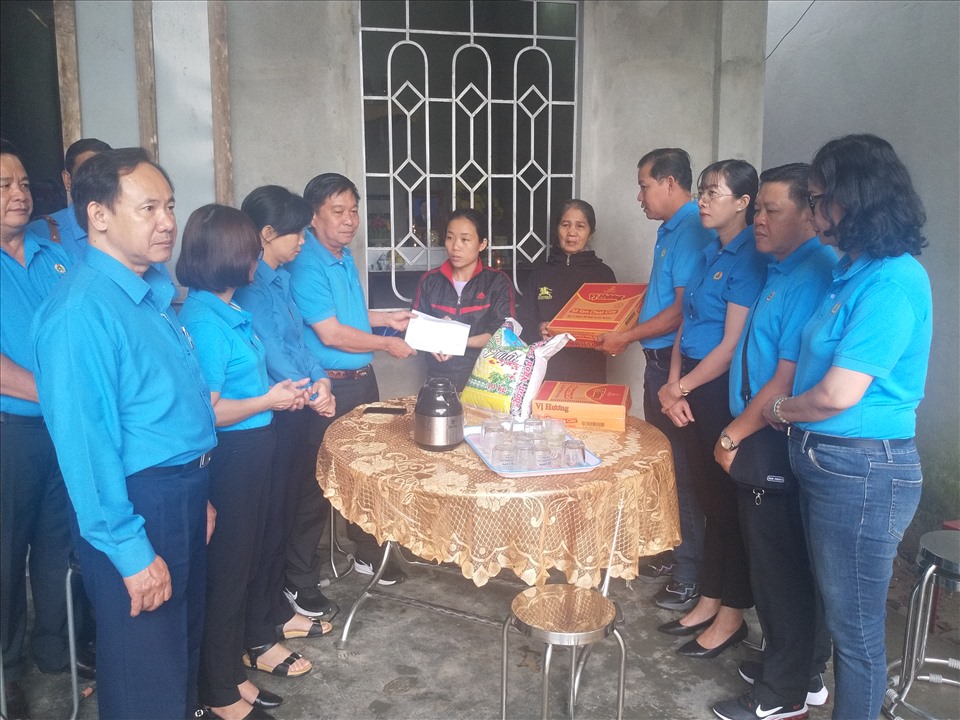 Đoàn thăm và trao 5 triệu đồng cho gia đình công nhân Nguyễn Thái Học (SN 1981, huyện Phong Điền) tử nạn ở Rào Trăng 3 vẫn chưa tìm được xác, bỏ lại vợ và 2 con nhỏ. Ảnh; K.Q