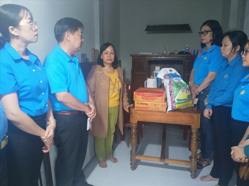Thăm và tặng quà 1 công đoàn viên ở huyện Phong Điền bị thiệt hại nặng do bão lũ. Ảnh: K.Q