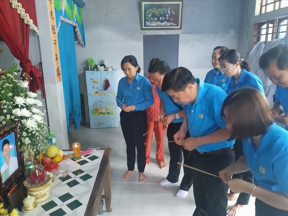 Đoàn thắp hương tưởng niệm nạn nhân tử nạn ở Rào Trăng 3. Ảnh: K.Q