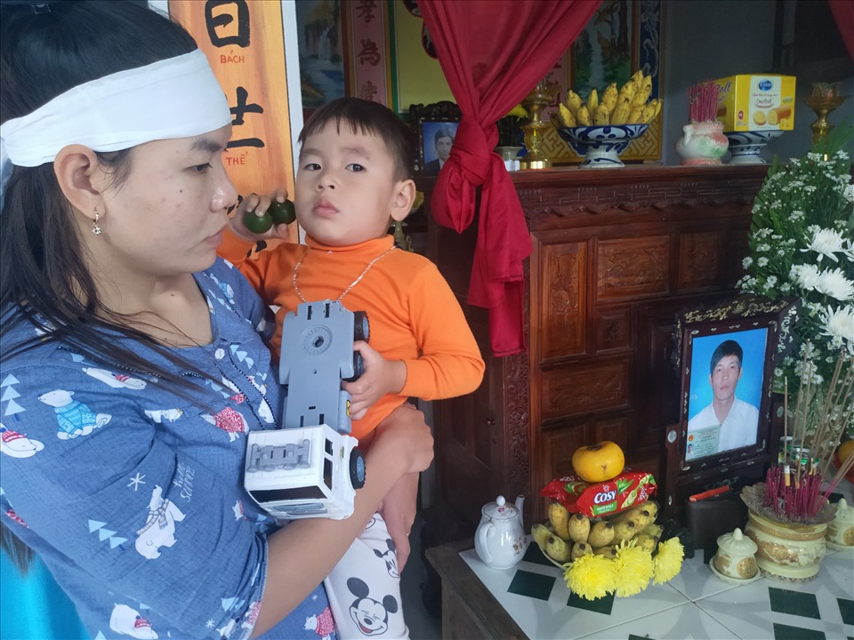 Chồng nằm lại ở Rào Trăng 3 bỏ lại vợ và con nhỏ. Ảnh:K.Q