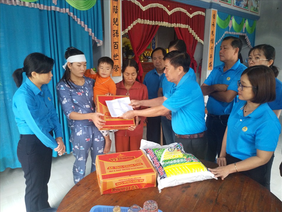 Thăm hỏi và cứu trợ gia đình công nhân tử nạn Nguyễn Bá Tuyển (xã Phong Xuân, huyện Phong Điền,1989). Ảnh; K.Q
