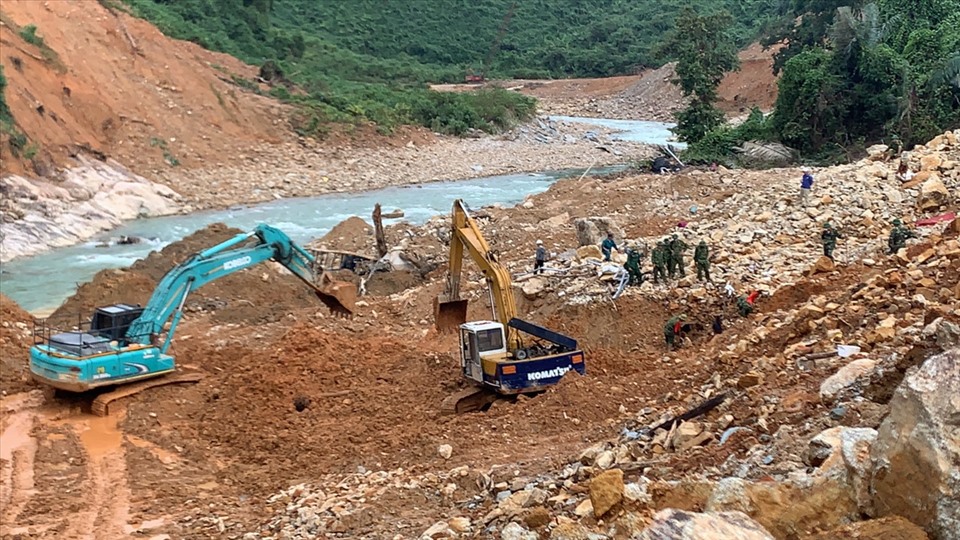 Hiện trường vụ sạt lở ở công trình thủy điện Rào Trăng 3, nơi vẫn còn nhiều công nhân tử nạn chưa tìm được xác. Ảnh: Phúc Đạt.
