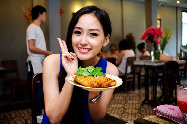 Và 1 nhà hàng món ăn Việt tại TP.HCM. Trong showbiz Việt, Mai Phương Thúy nổi tiếng là một tay chơi hàng hiệu thứ thiệt. Việc mỹ nhân này mua hàng hiệu theo “lố“, “càn quét” các thương hiệu đình đám như “đi chợ” đã không phải điều gì quá lạ lẫm với công chúng.