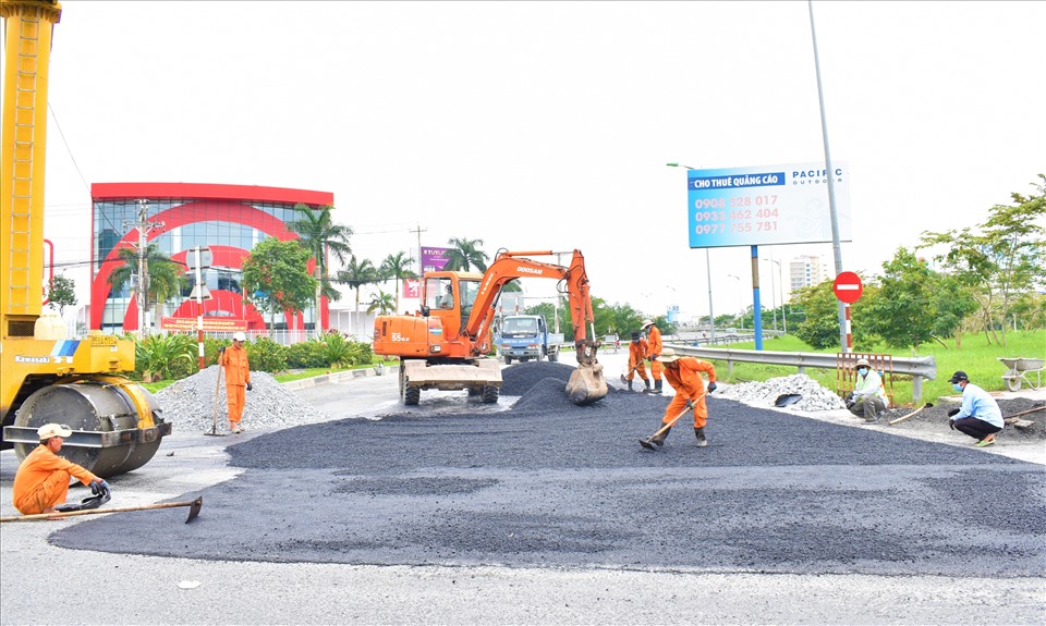 Lực lượng vá các ổ gà tại nút giao IC3 (quận Cái Răng, TP.Cần Thơ). Ảnh: Thành Nhân