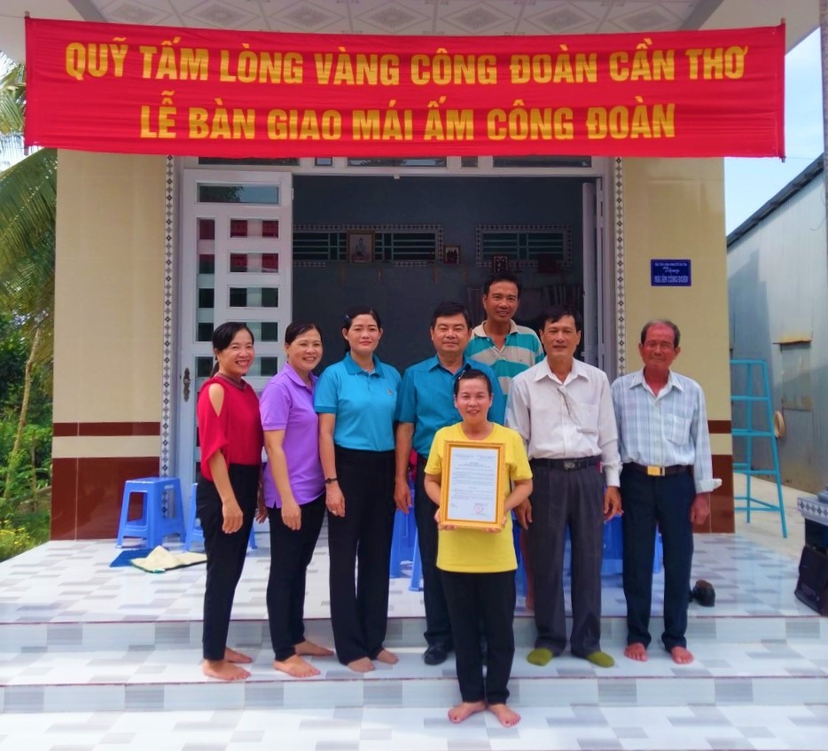 LĐLĐ TP.Cần Thơ trao mái ấm công đoàn cho đoàn viên Châu Thị Kiều Tiên. Ảnh: Thành Nhân