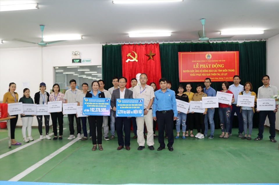 Lãnh đạo Công ty TNHH Sakurai Việt Nam trao số tiền và hiện vật ủng hộ đồng bào bị lũ lụt tại miền Trung. Ảnh: Q.D