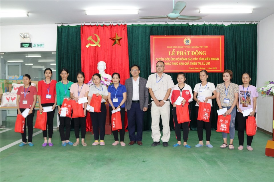 Trao hàng chục xuất quà cho các đoàn viên có hoàn cảnh đặc biệt khó khăn và có người thân bị lũ lụt, thiên tai. Ảnh: N.Q