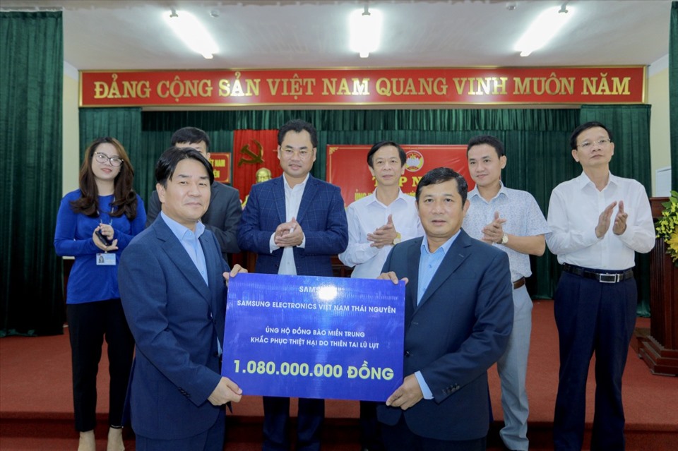 bên trái) trao ủng hộ đồng bào miền Trung qua Uỷ ban Mặt trận tổ quốc tỉnh Thái Nguyên. Ảnh: Hà Anh