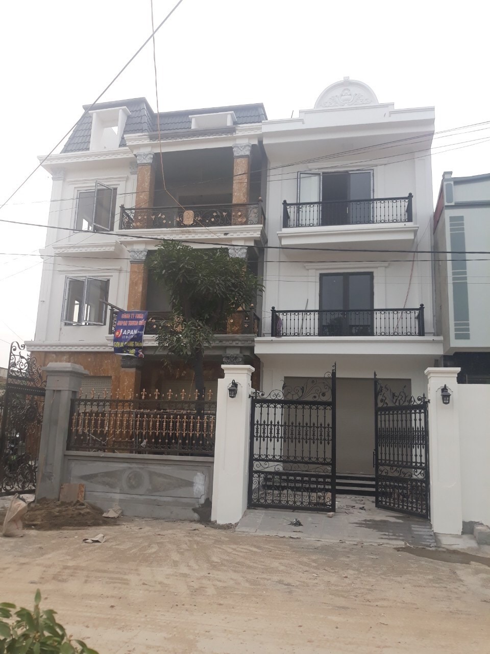 Một dãy nhà kiên cố xây trái phép trên đất quốc phòng ở Hải Phòng - ảnh MC