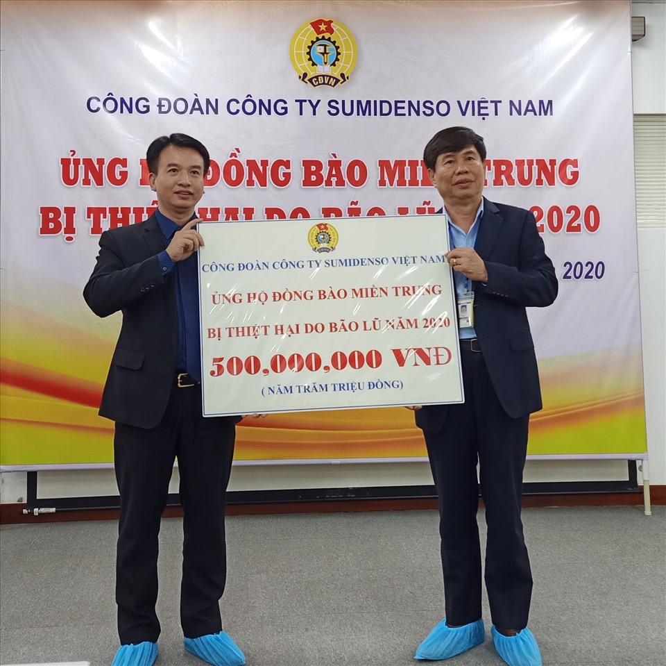 Đại diện Công đoàn cơ sở Công ty TNHH Sumidenso Việt Nam trao ủng hộ tới Uỷ ban Mặt trận tổ quốc tỉnh Hải Dương. Ảnh: Diệu Thuý