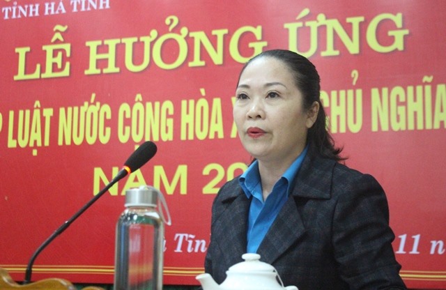 Bà Lê Thị Hải Yến - Phó Chủ tịch LĐLĐ Hà Tĩnh phát động hưởng ứng Ngày Pháp luật Việt Nam. Ảnh: TT.