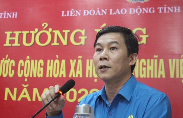 Ông Nguyễn Duy Ninh - Chủ tịch Công đoàn ngành GTVT Hà Tĩnh phát biểu hưởng ứng. Ảnh: TT.