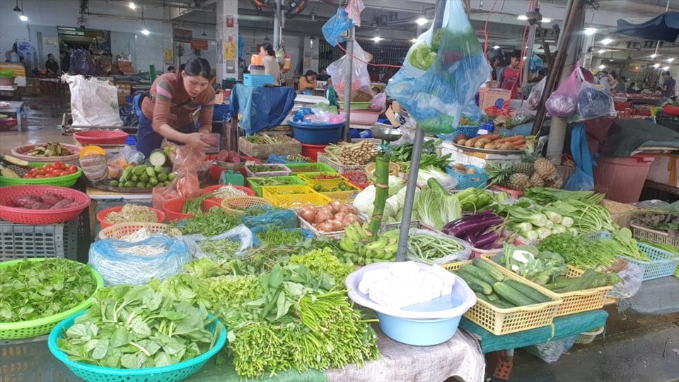 Rau ăn lá tại các chợ miền Trung dù giá tăng cao nhưng vẫn khan hiếm hàng. Ảnh: Thanh Chung