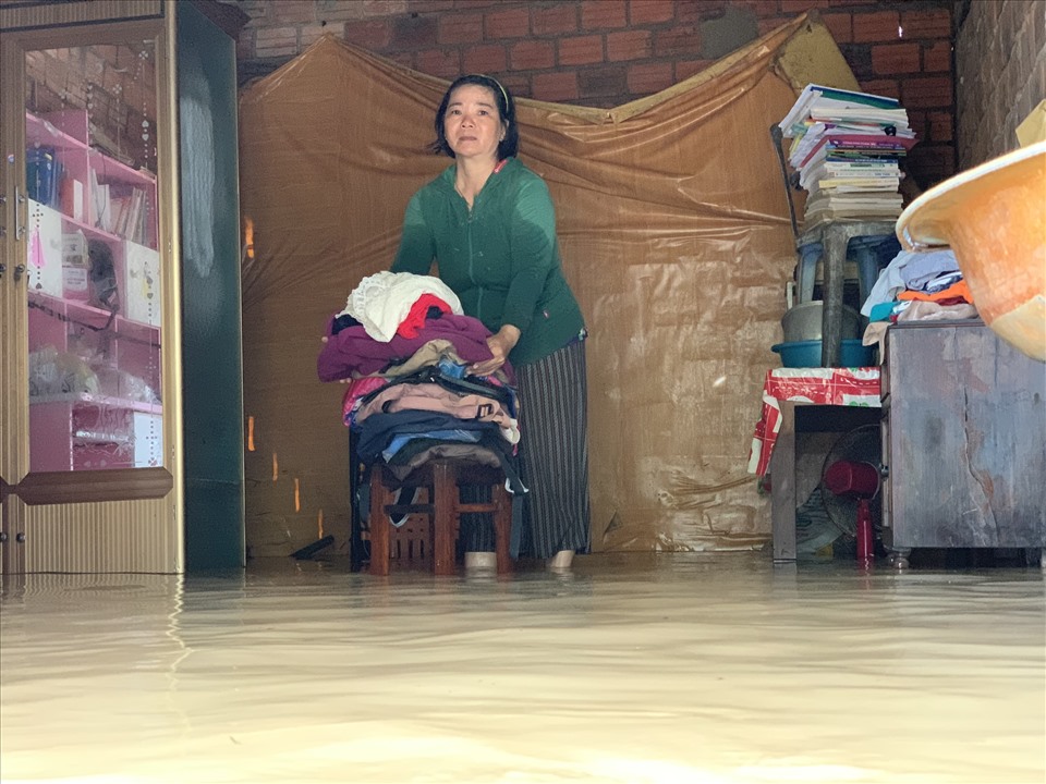 Nước lên nhanh người dân Quảng Ngãi chưa kịp dọn đồ lên cao. Ảnh: Ngọc Nguyễn