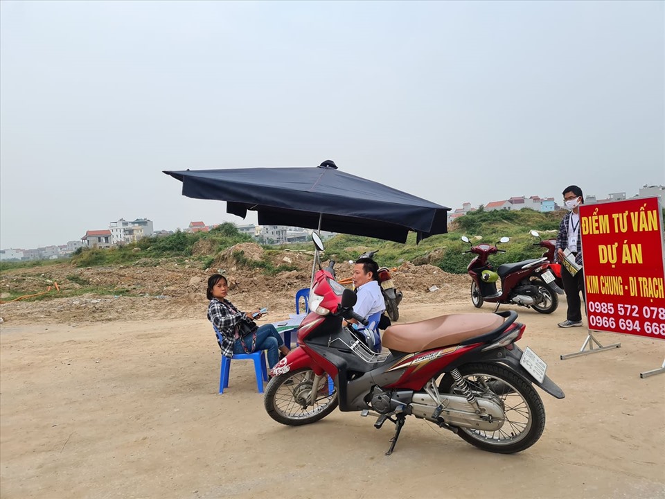 Tại đây có nhiều “chốt” tư vấn, rao bán liền kề dự án khu đô thị Kim Chung – Di Trạch. Ảnh CN.