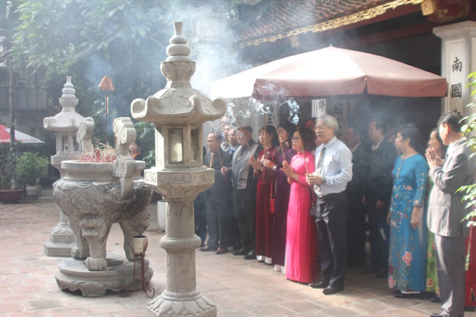 Các đại biểu dâng hương tại Đình - Đền Kim Liên (phường Phương Liên, quận Đống Đa, Hà Nội). Ảnh Ái Vân