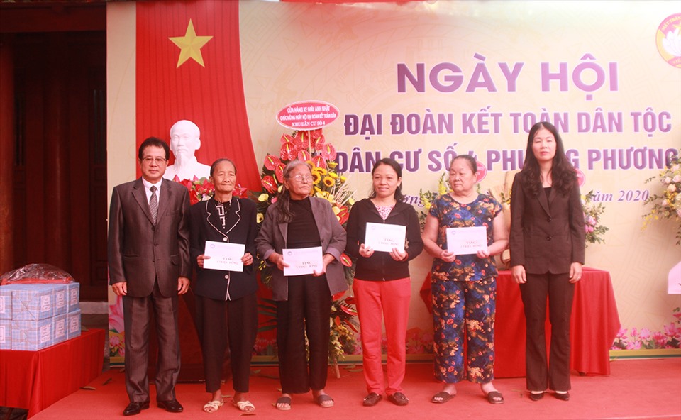 Các gia đình chính sách được nhận các phần quà nhân Ngày hội Đại đoàn kết toàn dân tộc Khu dân cư số 4, phường Phương Liên. Ảnh Ái Vân