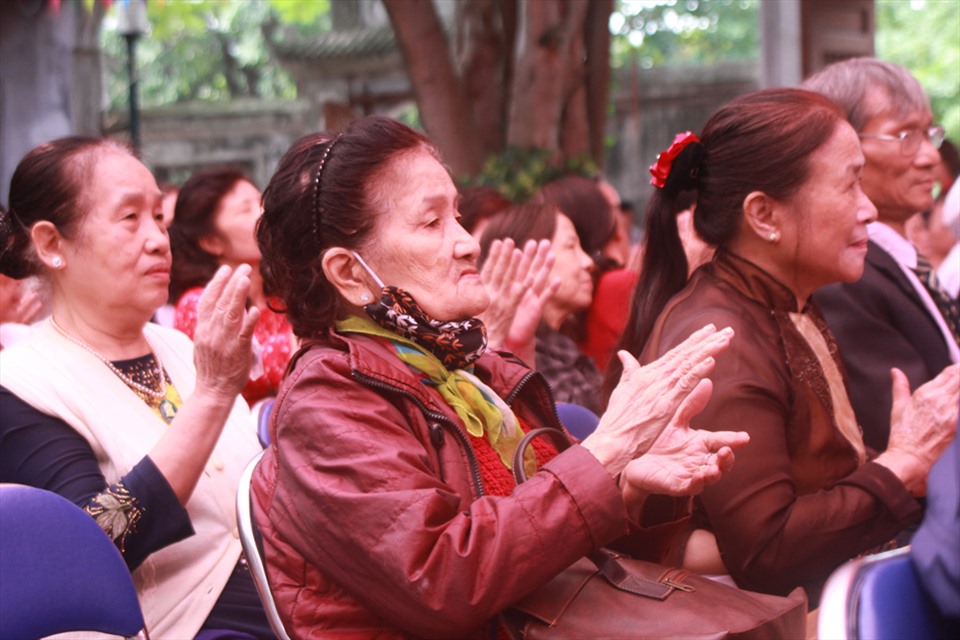 Người dân tham dự Ngày hội Đại đoàn kết toàn dân tộc Khu dân cư số 4, phường Phương Liên. Ảnh Ái Vân