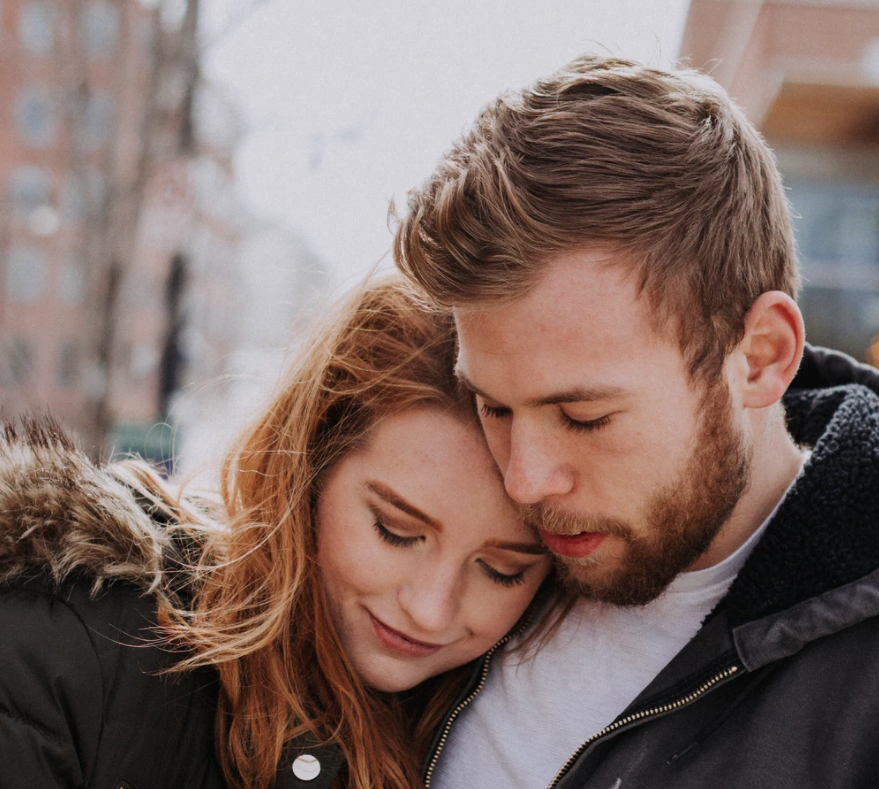 Hành vi của người đàn ông yêu thầm bạn sẽ trở nên lúng túng khi nói chuyện riêng với bạn (Ảnh minh họa. Nguồn: