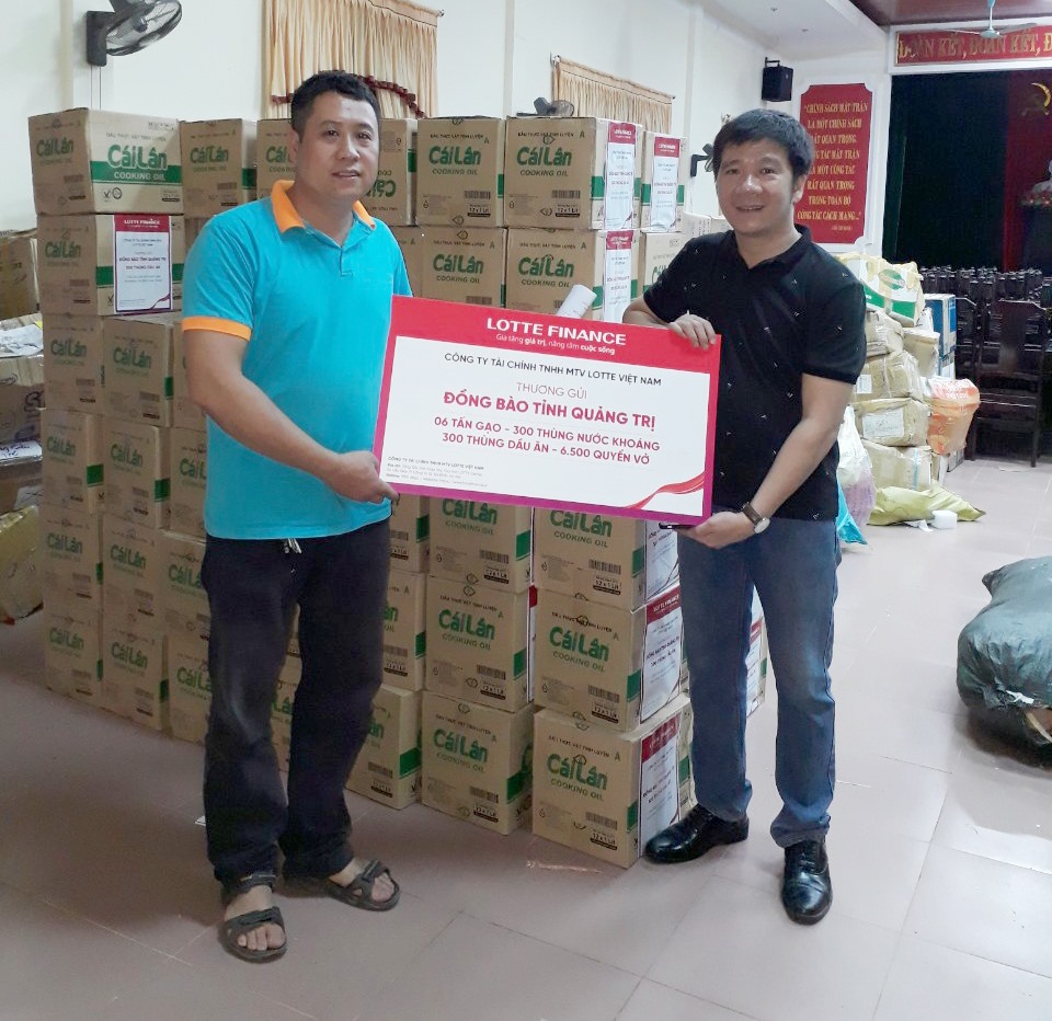 Cùng ngày, đại diện UBMTTQVN tỉnh Quảng Trị cũng đã vui mừng tiếp nhận sự ủng hộ tương thân tương ái của LOTTE Finance cùng tập thể CBNV