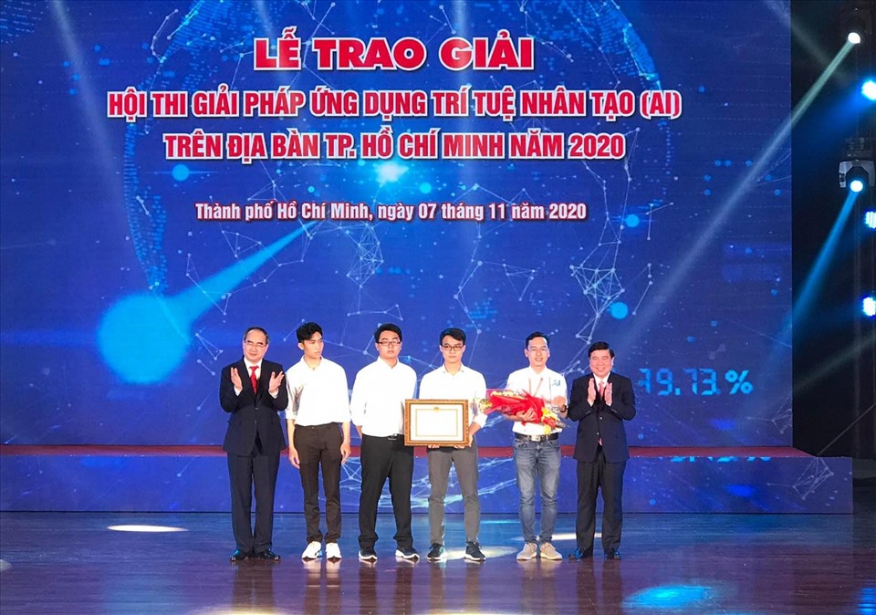 Uỷ viên Bộ Chính trị Nguyễn Thiện Nhân và Ủy viên Trung ương Đảng, Phó Bí thư Thành ủy, Chủ tịch UBND TPHCM Nguyễn Thành Phong trao tặng giải thưởng cho nhóm thí sinh đạt giải trong Hội thi giải pháp ứng dụng trí tuệ nhân tạo (AI) trên địa bàn TPHCM năm 2020. Ảnh: Nguyễn Huy