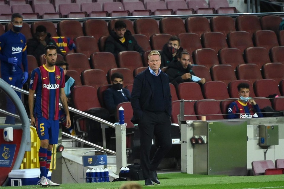 Trong khi Sergio Busquets từng có kinh nghiệm đá trung vệ thì bố trí đã tiền vệ phòng ngự cùng một cầu thủ ngoài 30 tuổi khác là Miralem Pjanic. Ảnh: AFP