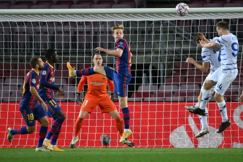 Frenikie de Jong không biết đá trung vệ nhưng huấn luyện viên vẫn xếp anh đá cặp với Gerard Pique. Ảnh: AFP
