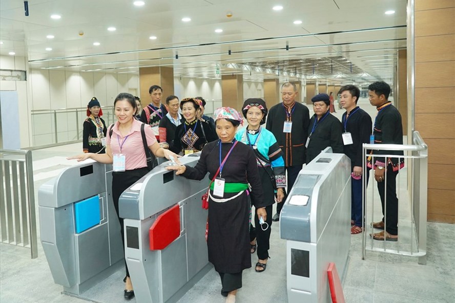 Một cửa kiểm soát vé tự động đã được lắp đặt tại ga Nhà hát Thành phố của tuyến metro số 1. Ảnh: MAUR