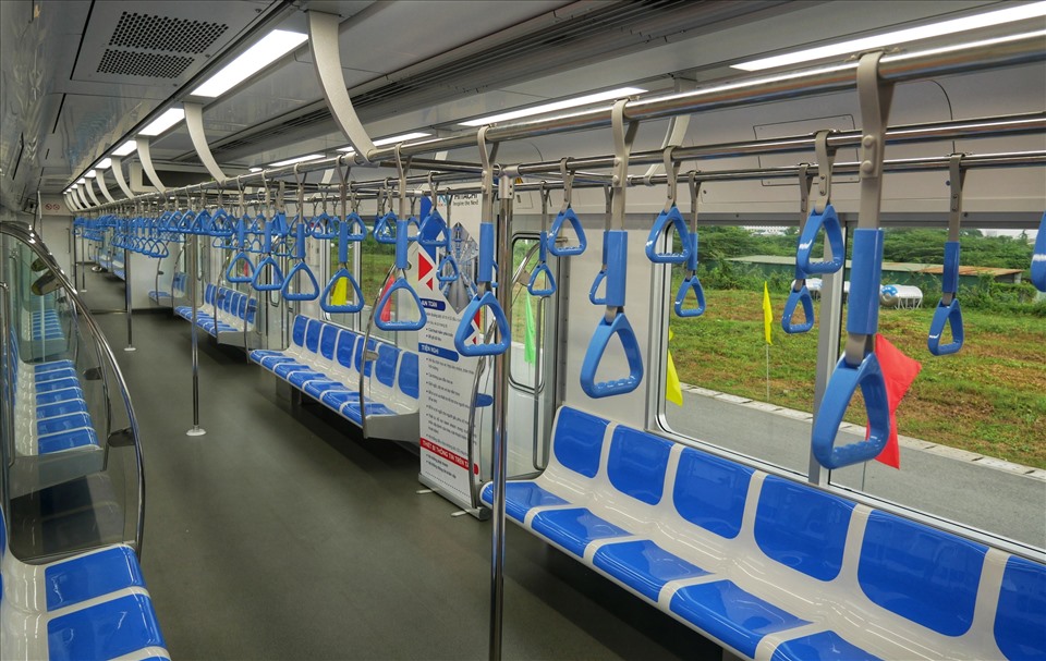 Bên trong toa tàu metro số 1. Ảnh: Anh Tú