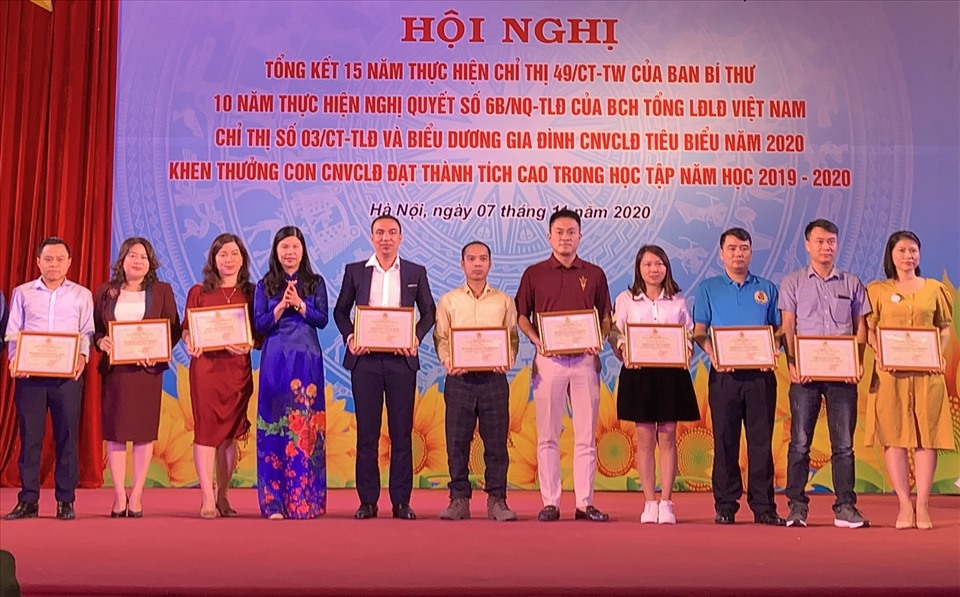 Phó Chủ tịch Thường trực Liên đoàn Lao động thành phố Hà Nội Đặng Thị Phương Hoa (thứ 4 từ trái sàn) trao khen thưởng cho các tập thể có thành tích xuất sắc trong 15 năm thực hiện Chỉ thị 49/CT-TW của Ban Bí thư. Ảnh: Mai Quý