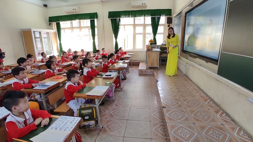 Hiện Bộ GDĐT đ&atilde; y&ecirc;u cầu c&aacute;c NXB r&agrave; so&aacute;t tất cả 5 bộ SGK lớp 1.