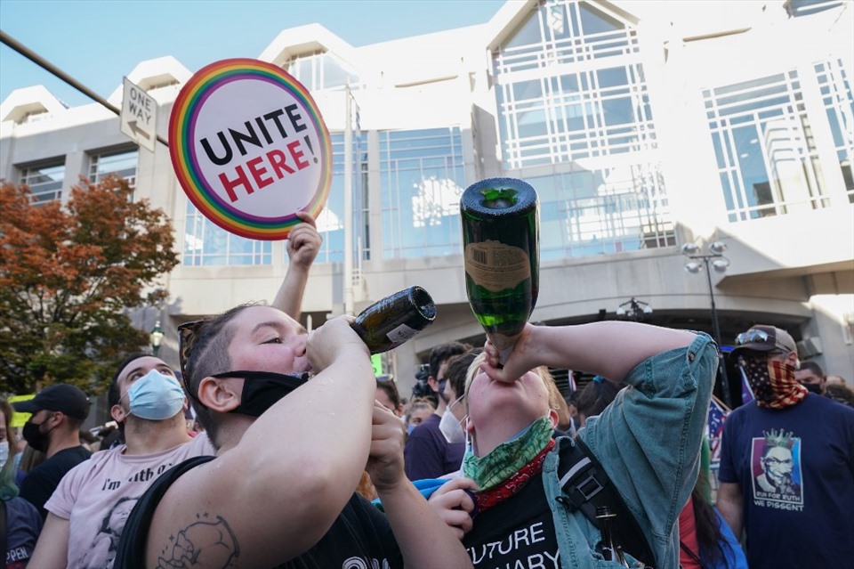 Người dân Mỹ ăn mừng ở Philadelphia, Pennsylvania hôm 7.11. Ảnh: AFP
