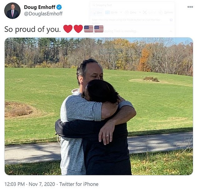 Ông Doug Emhoff và màn ăn mừng đầy ngọt ngào cho chiến thắng lịch sử của người vợ Kamala Harris. Ảnh: Daily Mail