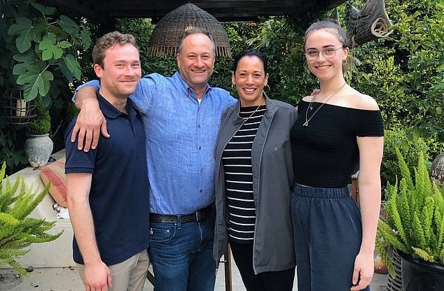 Bà Kamala Harris cùng chồng và hai con riêng đã trưởng thành của ông Emhoff. Ảnh: Daily Mail