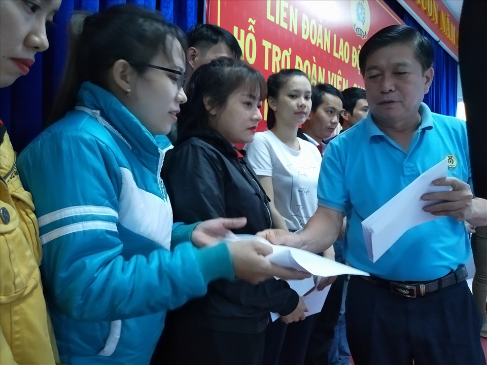 Ông Nguyễn Văn Quí - Chủ tịch LĐLĐ tỉnh Long An - trao tiền hỗ trợ người lao động tỉnh Quảng Ngãi. Ảnh: K.Q