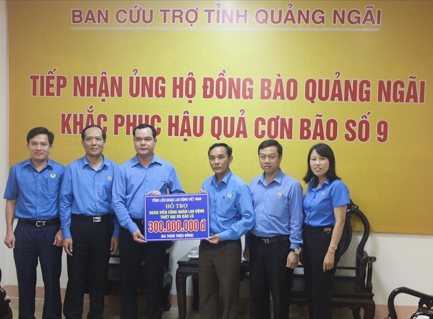 Đoàn công tác của Tổng Liên đoàn Lao động trao tiền hỗ trợ nhân dân và đoàn viên, CNVCLĐ tỉnh Quảng Ngãi. Ảnh: TLĐ