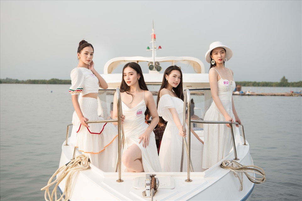 Hiện các thí sinh đang gấp rút cho các đêm thi Người đẹp thời trang, Người đẹp biển,... Đêm chung kết Hoa hậu Việt Nam 2020 dự kiến sẽ diễn ra cuối tháng 11 tới. Ảnh: SV.