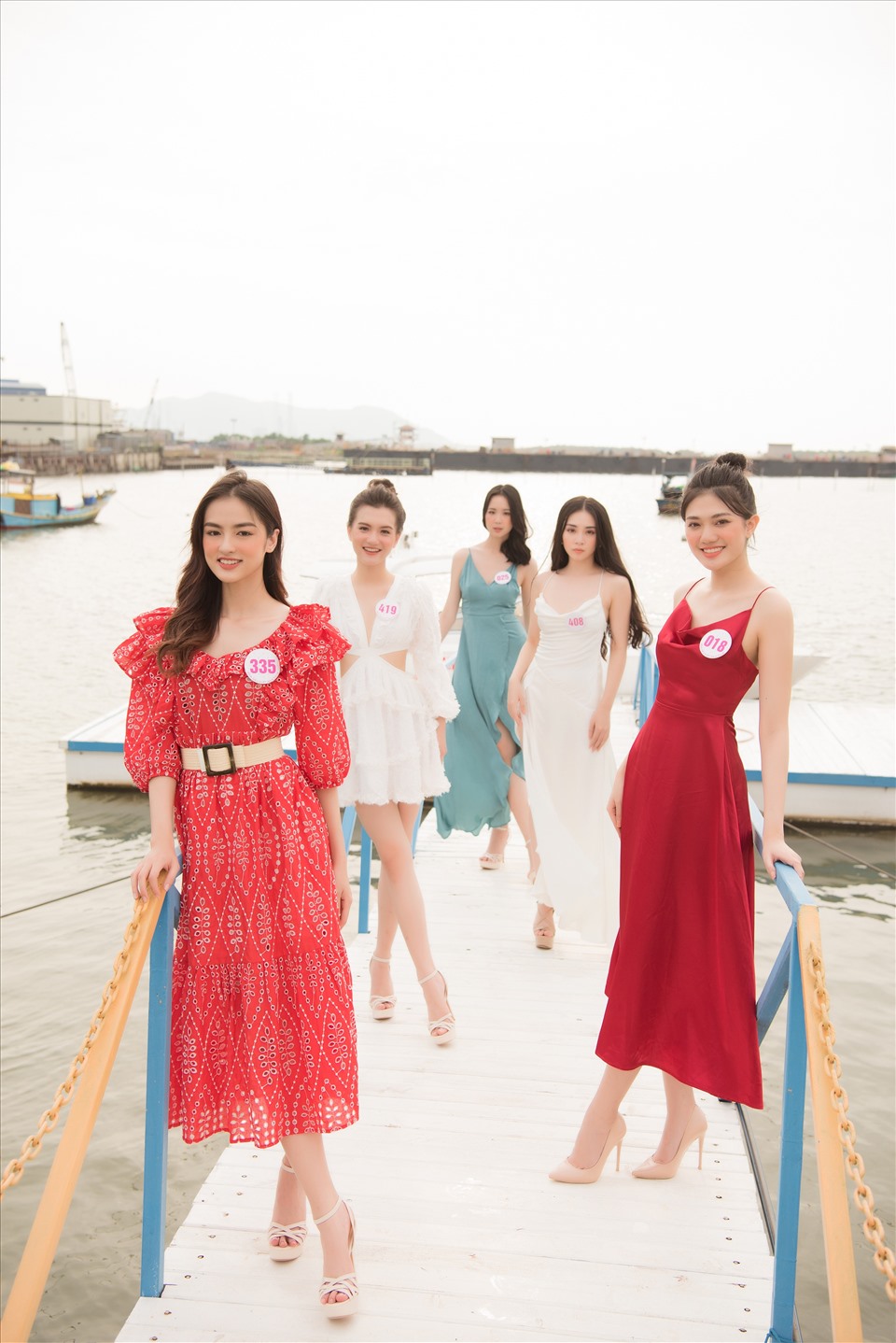 Có thể nói, tham gia Hoa hậu Việt Nam đã giúp các cô gái trưởng thành hơn rất nhiều nhờ những hoạt động bên lề. Không chỉ được luyện tập về sắc vóc, 35 cô gái còn được trau dồi về các kĩ năng ứng xử, giao tiếp. Ảnh: SV.