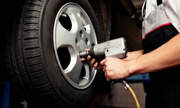 Đảo lốp xe ôtô là một trong những hạng mục bảo dưỡng bắt buộc.
