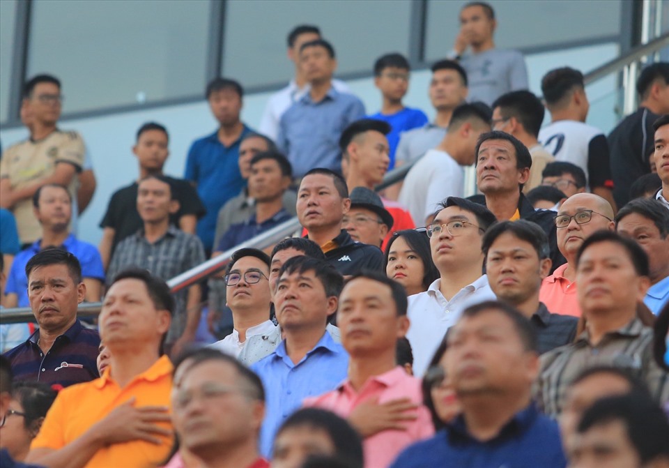 Huấn luyện viên Chu Đình Nghiêm theo dõi Hà Nội từ khán đài. Ảnh: Minh Dân