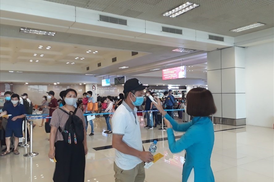 Kiểm tra thân nhiệt hành khách tại sân bay Nội Bài. Ảnh: ĐT