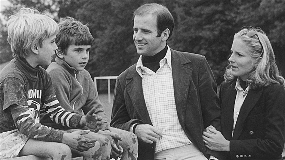 Mr. Joe Biden with his children Beau, Hunter: his son and his first wife and Mrs. Jill Biden in an old photo.  Photo: AFP.