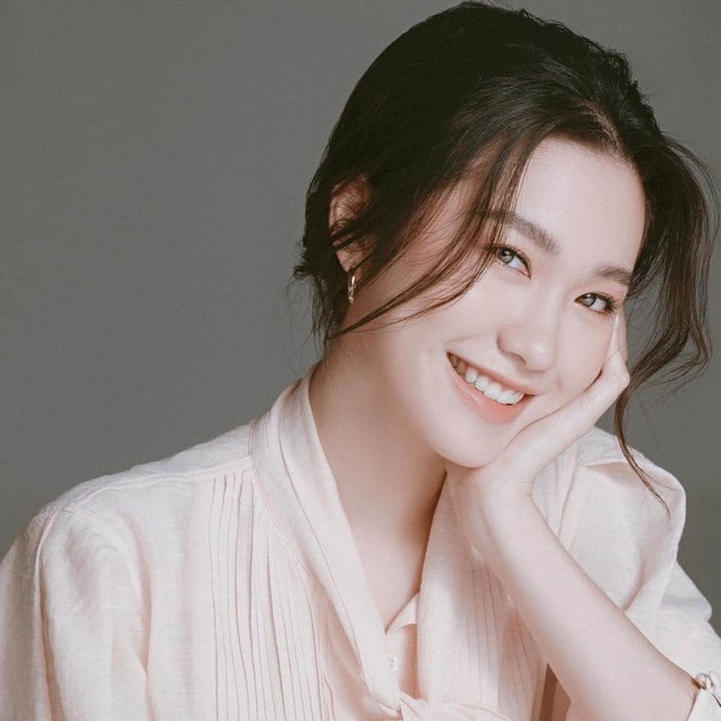 Doãn Hải My: Doãn Hải My là một trong những thí sinh nhận được sự quan tâm ngay từ khi Hoa hậu Việt Nam 2020 khởi động. Cựu hot girl THPT Marie Curie là học sinh giỏi 12 năm liên tiếp, thi đỗ chương trình chất lượng cao của Đại học Luật Hà Nội. Cô giao tiếp tiếng Anh tốt, IELTS đạt mức 7.0. Người đẹp Hà Nội còn có thể giao tiếp tiếng Trung. oãn Hải My là một trong số ứng viên gây chú ý với khán giả ở Hoa hậu Việt Nam 2020 nhờ nét thanh lịch. 12 năm liền, cô là học sinh giỏi, đỗ vào chương trình Chất lượng cao của Đại học Luật Hà Nội. Điểm IELTS của cô là 7.0, Ngoài ra, cô còn có thể giao tiếp bằng tiếng Trung.