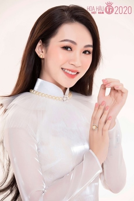 Đậu Hải Minh Anh: Thí sinh từng được ví là “bản sao Đặng Thu Thảo” có khả năng giao tiếp tiếng Anh và tiếng Pháp. Cô từng gây ấn tượng tại vòng thi hùng biện tiếng Anh của cuộc thi Hoa khôi Sinh viên Việt Nam 2017. Người đẹp Đậu Hải Minh Anh là thí sinh đến từ Nghệ An. Cô sở hữu chiều cao 1,7m, nặng 56kg, số đo ba vòng 80 - 61 - 90cm. Hiện tại, người đẹp đang là sinh viên Đại học Kinh tế - Luật TPHCM.