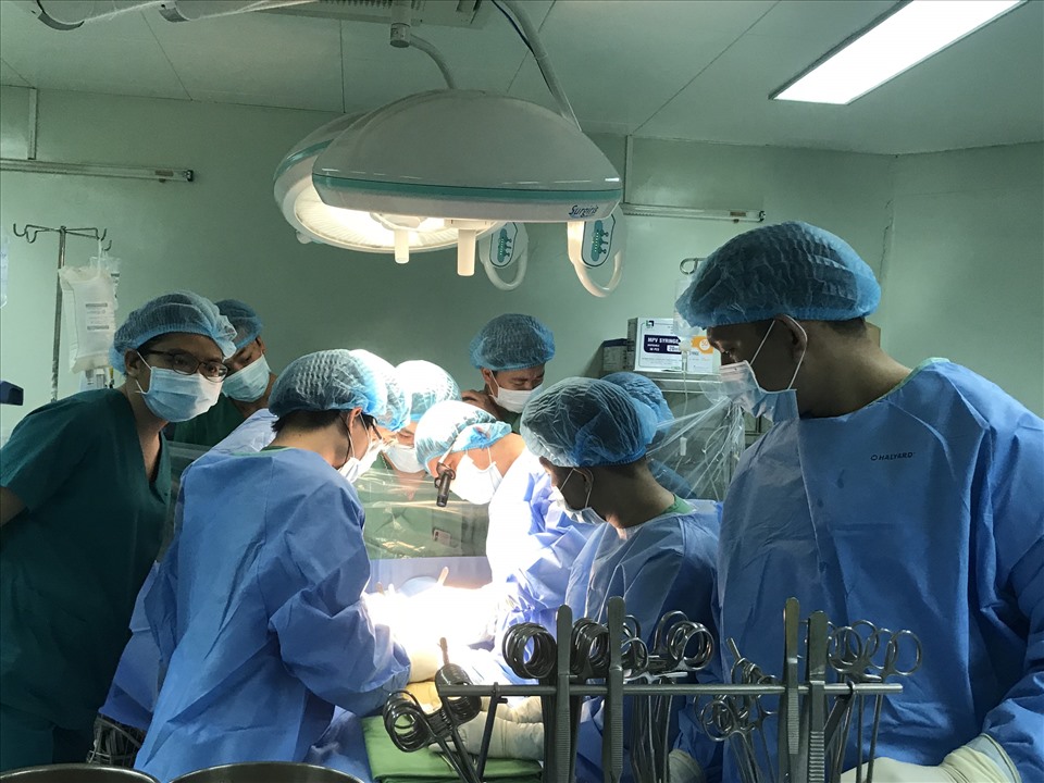 Ê-kíp bệnh viện phẫu thuật cho bệnh nhân. Ảnh: Bệnh viện cung cấp