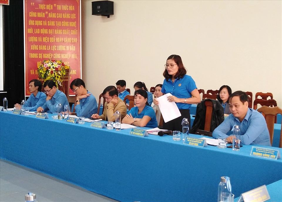 Đại diện đoàn viên công đoàn các huyện, thị xã phát biểu góp ý tại Hội nghị. Ảnh TTuấn